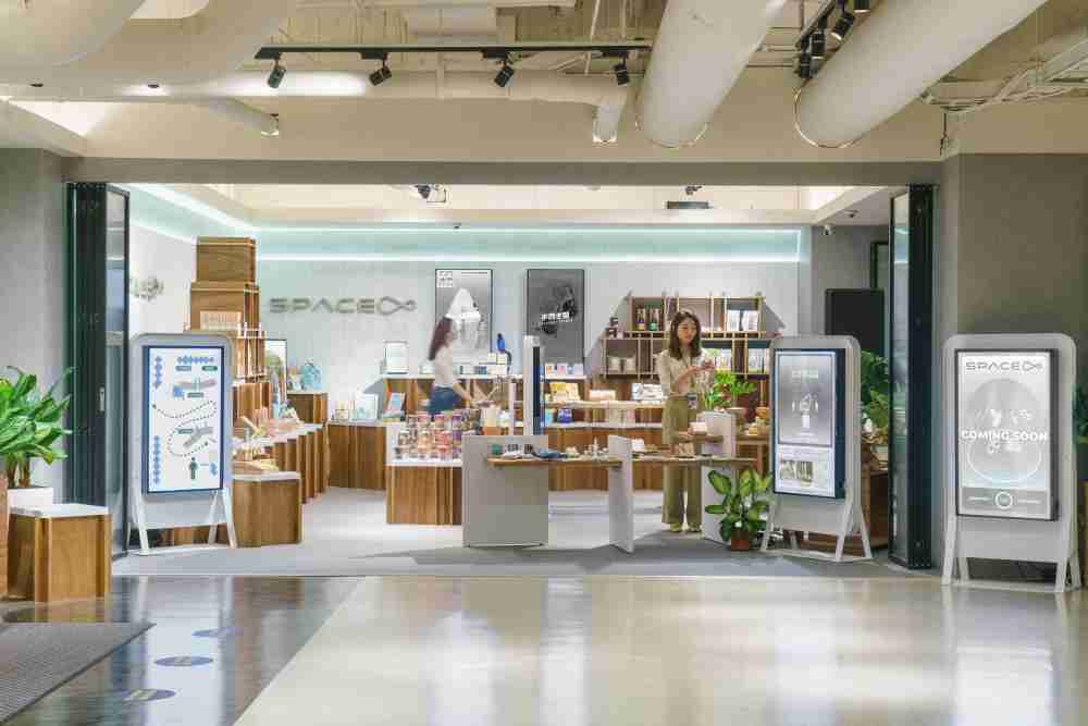 龙门国际打造永续选物商店，，展示社企及社创商品，，结合创利空间所开发的智能零售系统，，，，整合多元产品信息，，，让无人商店扮演公益行动的推手