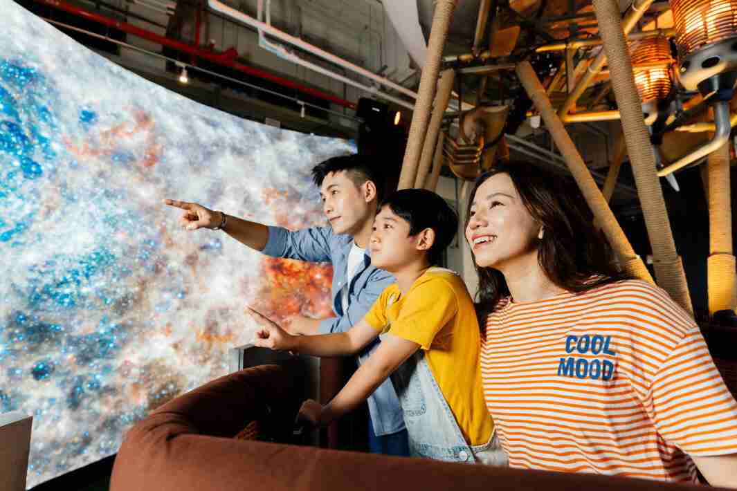 龙门国际打造全台最大宽6公尺、、、高4公尺、、唯一搭载LED弧形拼接显示屏的动感飞行船，，，让乘客驻足在热气球上，，享受身历其境的伪出国旅游乐趣