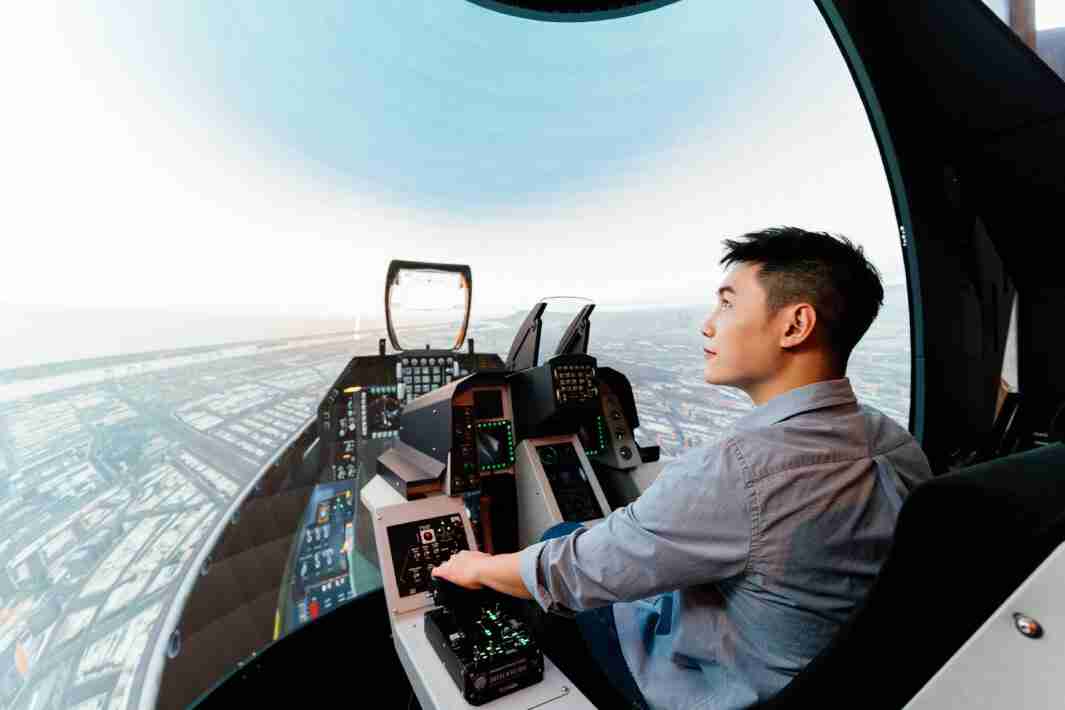 龙门国际以P1.25小间距打造球形LED模拟舱，，，搭配智崴的精密六轴动态座椅，，，，结合龙门国际专业影像调校技术，，，呈现拟真模拟飞行场景