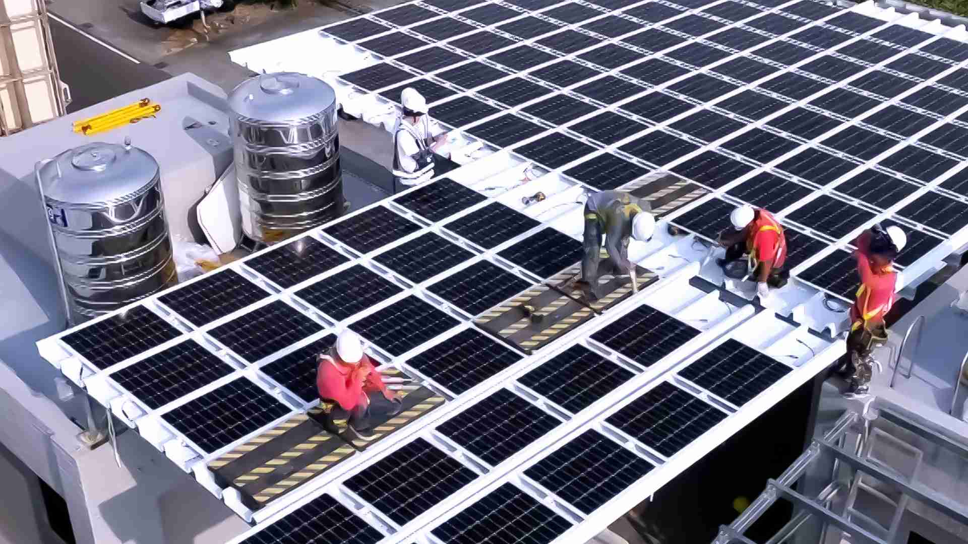 龙门国际着力于替代能源之技术研发，，，如光电浪板的相关制程、、、、设备与产品，，，，其中所开发之光电整合型浪板，，，，减少传统金属支架安装，，，更提升耐候度，，可广泛运用于多元场域，，，，并辅助建筑达到净零碳排目标