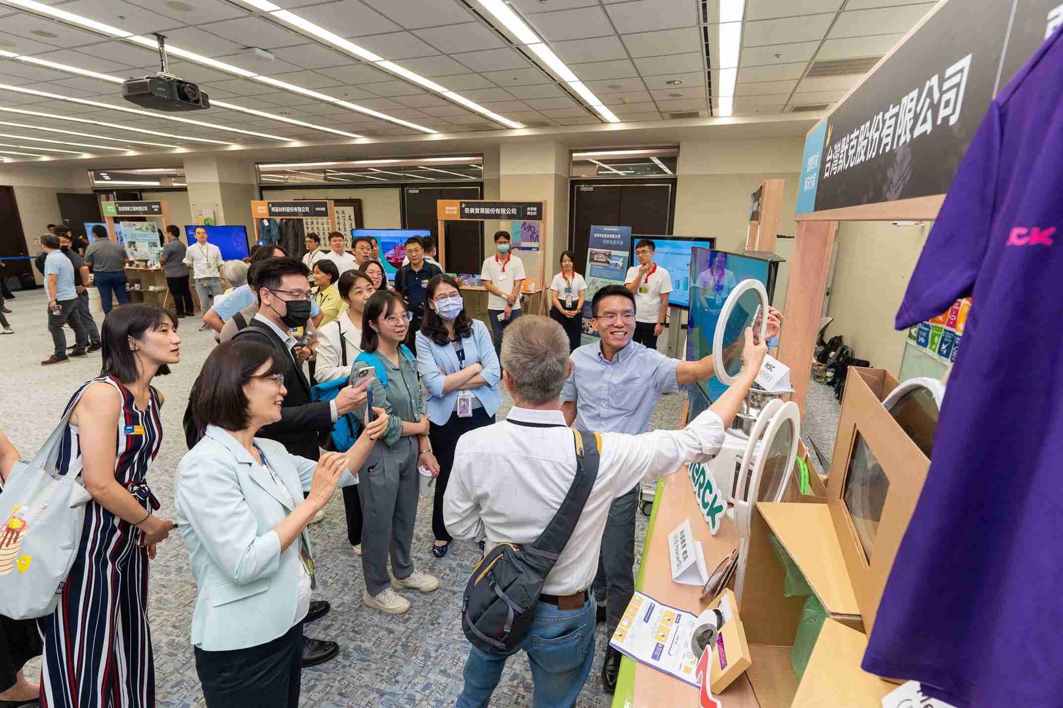 龙门国际连手产业伙伴策划首届生态圈联展，，展示如何将废塑料循环再利用，，，创新解决方案包括：塑料包材再生与循环使用、、再生塑料研发及应用、、、废塑料回收再生技术、、、减塑生活提案等