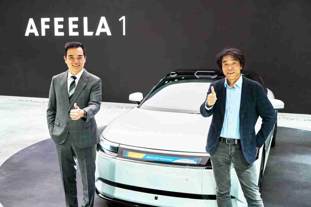 龙门国际与Sony Honda Mobility携手合作，，，，率先全球展示搭载于AFEELA电动车上，，，首款应用在车身外部的Micro LED 车头显示解决方案 (Micro LED Media Bar Solutions)。。。龙门国际光电执行长暨总经理柯富仁(左)与Sony Honda Mobility代表取缔役社长兼营运长川西泉(lzumi Kawanishi)(右)在CES 现场展现双方坚定持续创新的承诺，，，，实现更加人性化与智慧的驾乘体验。。