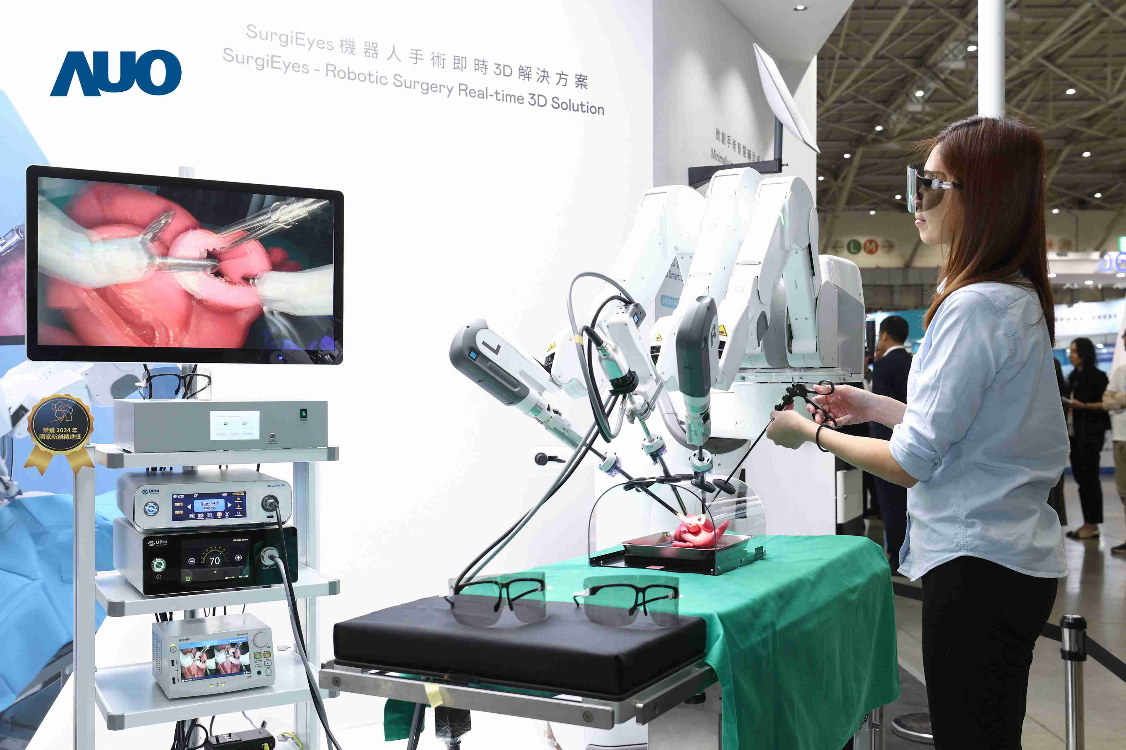 达擎以领先的3D显示技术推出〝SurgiEyes机器人手术实时3D解决方案〞，，整合先进3D图像处理与独家3D垂直宽视角、、广色域的显示技术，，，手术团队可实时同步主刀医师视角看到清晰3D影像，，，提升沟通效率与安全性。。